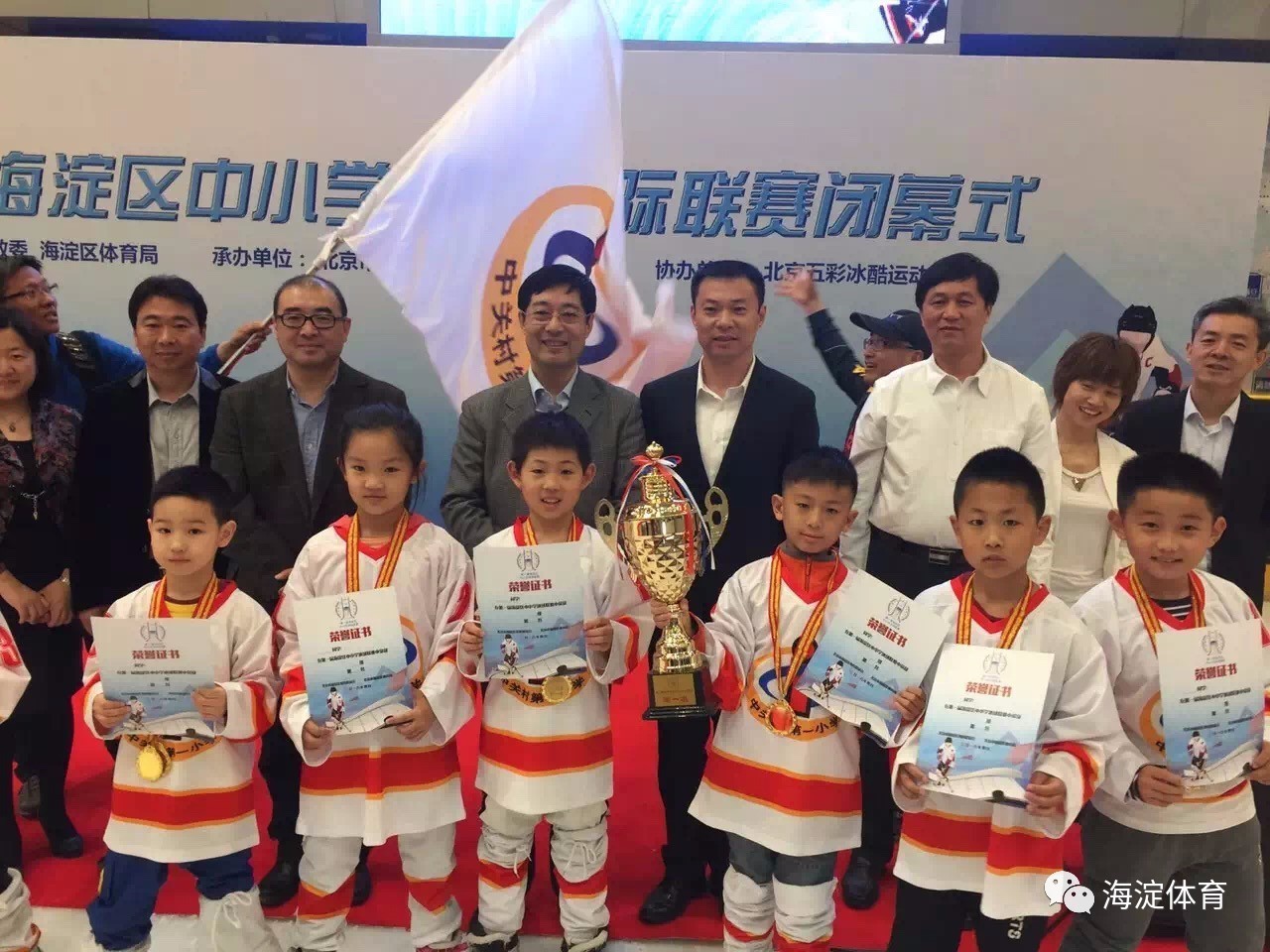 陇右雄鲨队读秒绝平江南山猫队，冰球友谊赛上演耐力碾压对手！冲刺阶段不容有失