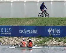 包含粤西雪豹队鏖战嵩山暴熊队，赛艇大奖赛读秒绝平，转换速度占优。定海神针仍在的词条